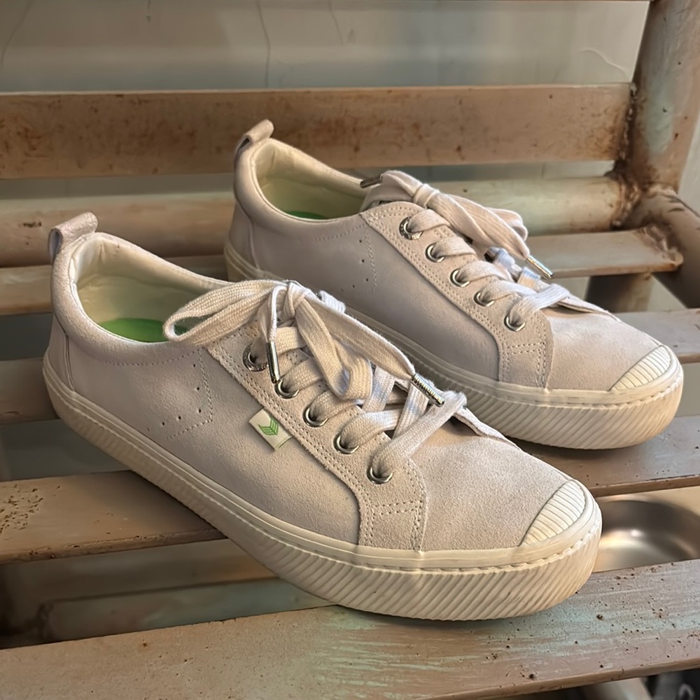 Cariuma OCA Suede Sneakers Off-White  Womens 8.5 39.5 Low Top Shoes Weekend Fun!